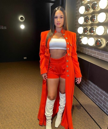 Emily Tosta freie hd archiv