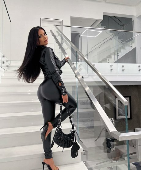Aneeqa Farid model nackten galerie