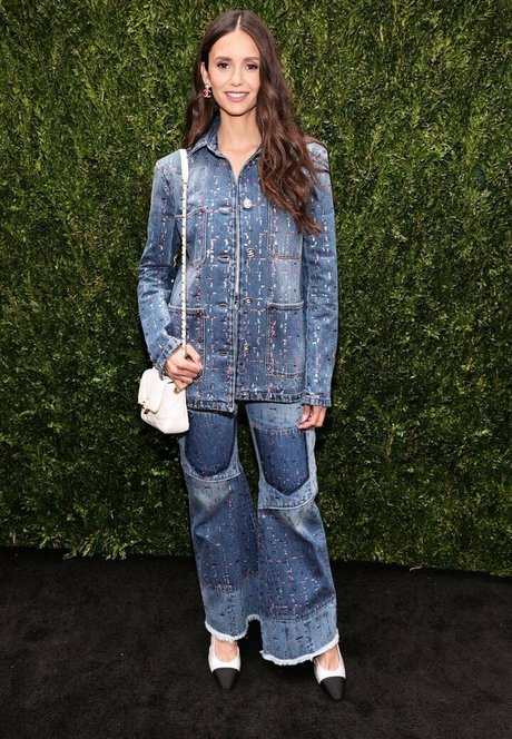 Nina Dobrev sexy kunst galerien