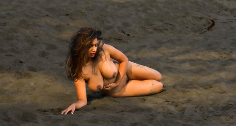 Devi The Model model erwachsene bilder