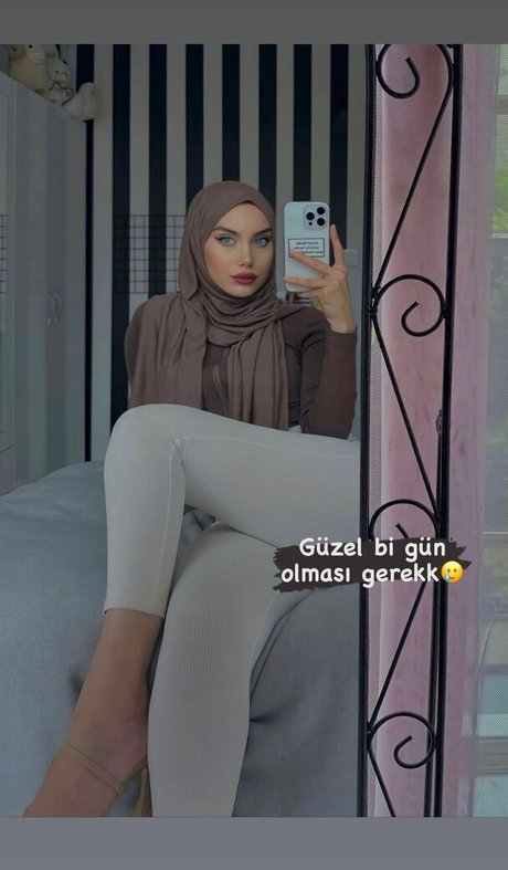 sariikubraa nackt pornostar bild