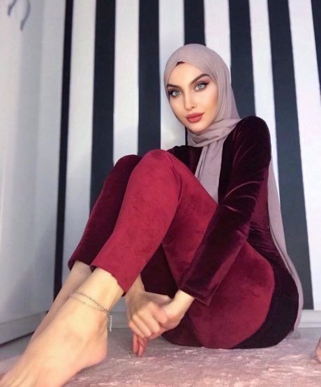 sariikubraa model nackt fotos