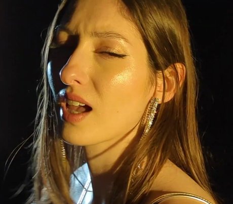 Aloona Larionova erwachsene pornographische galerien