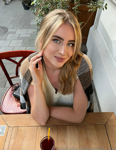 emily lyy pornostar sex bild