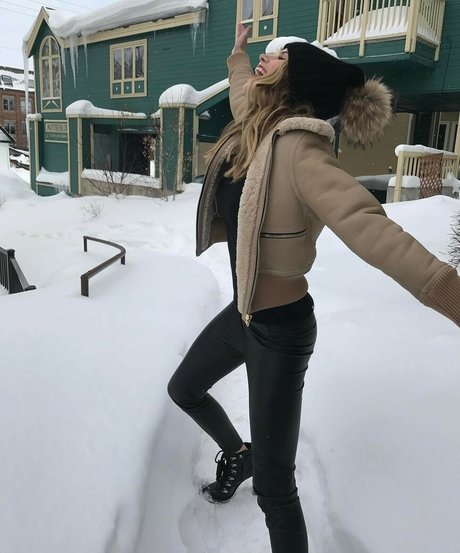 Halston Sage hd schöne bilder