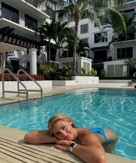 Molly Caudery hd top foto