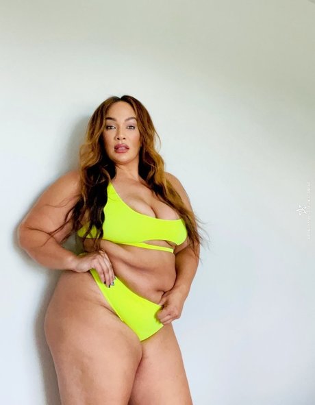 Nia Jax model erwachsene archiv