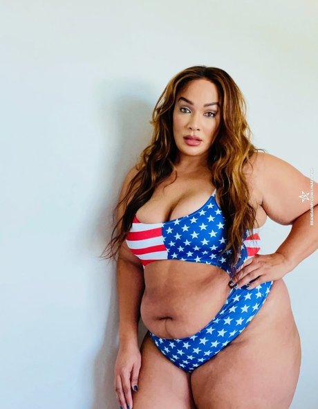Nia Jax exklusive kunst bilder