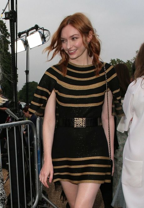 Eleanor Tomlinson kunst top foto