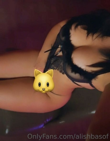 Alishbasheikh model bilder