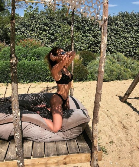 Sara Chafak nackt top bild