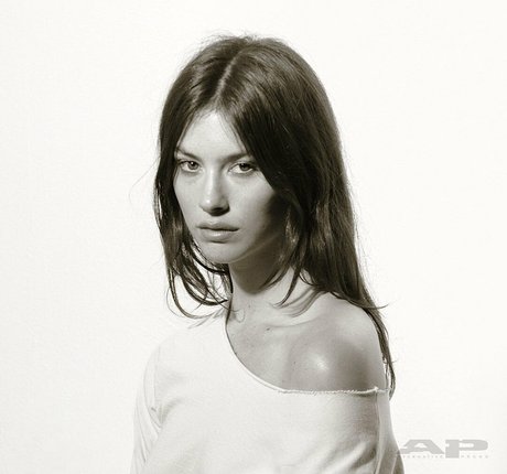 Gracie Abrams nackt hd bild
