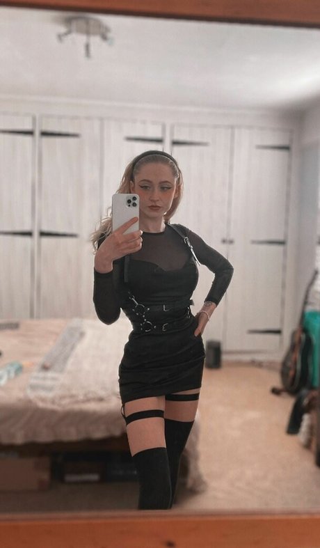 Janet Devlin nacktheit kunst foto