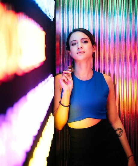 Laure Valee porno kunst galerie