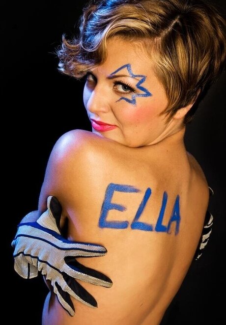 Ella Endlich nacktheit akt bilder