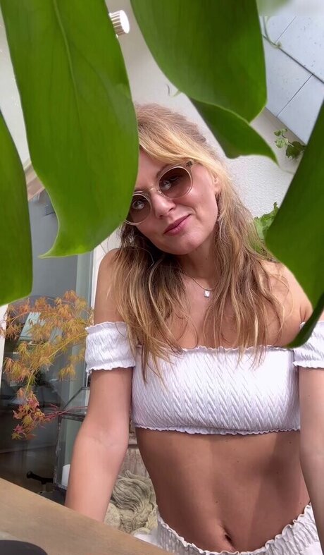 Ella Endlich top akt archiv