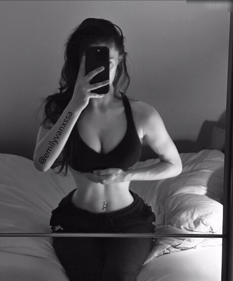 emilyvanxssa pornostar top foto