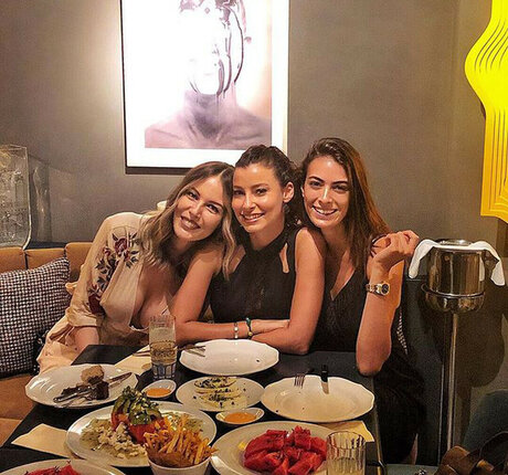 Hande Sar o lu schöne nackt galerien