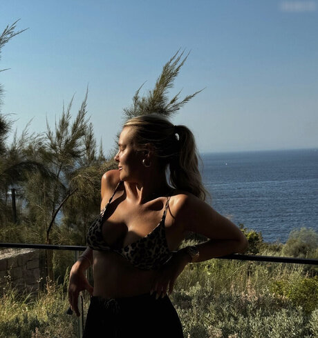 Dagi Bee kostenlose porno galerien