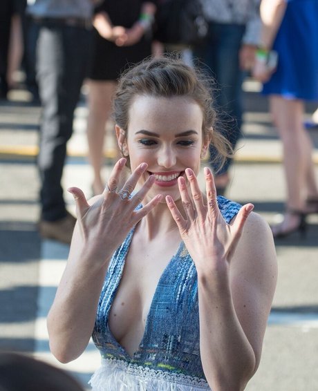 Elizabeth Henstridge hübsche nackte foto
