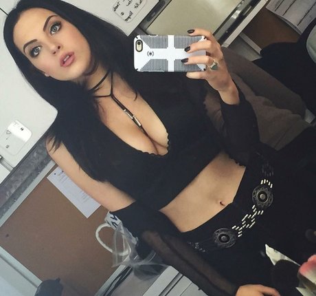 Elizabeth Gillies exklusive nackte bild