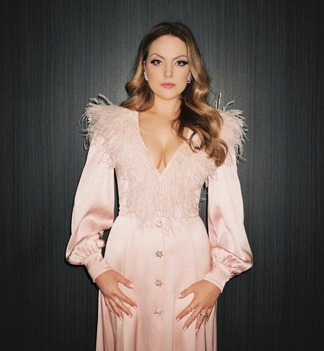 Elizabeth Gillies pornostar sex bilder