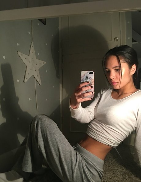 Saoirse Alicia Behzadi schauspielerin schöne bilder