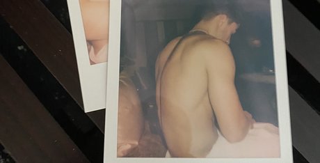 Baby lion schöne akt bild