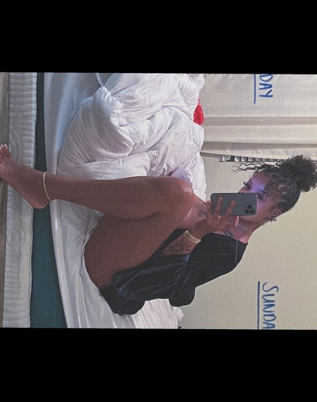 Amazon model nackte bild