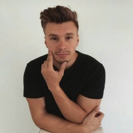 Alpha Lord Levi top pornostar fotos