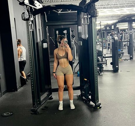 Makayla Mcquoid kunst erwachsene archiv