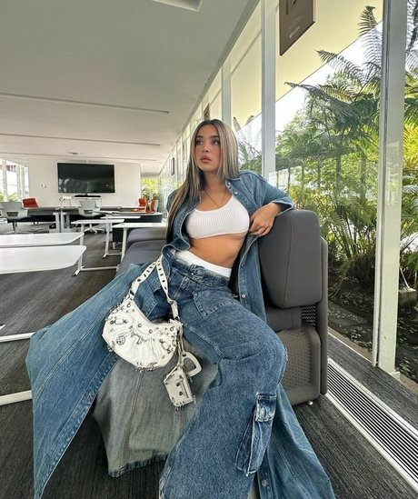 Lola Indigo hübsche akt bilder