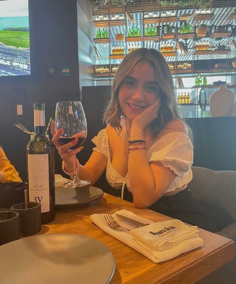 Valeria Alcala exklusive kunst fotos