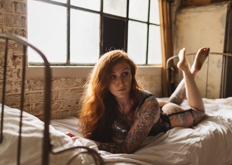 Olive Rose Tattooed Redhead schöne pornografische foto