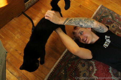 vollbusige brünette onlyfans kunst nette bilder