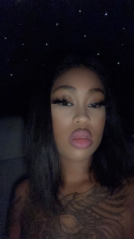 PetiteNina pornostar exklusive bild