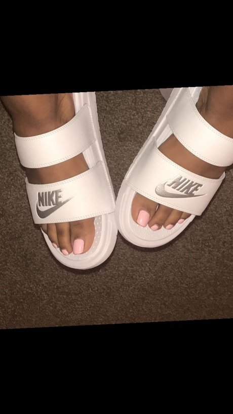 Ms PrettiFeet freie erotische foto