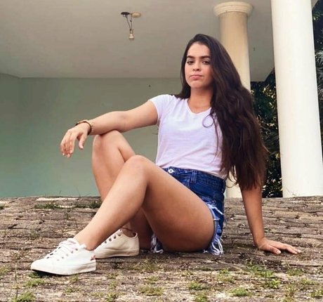 Izabelly Linhares top nackt foto