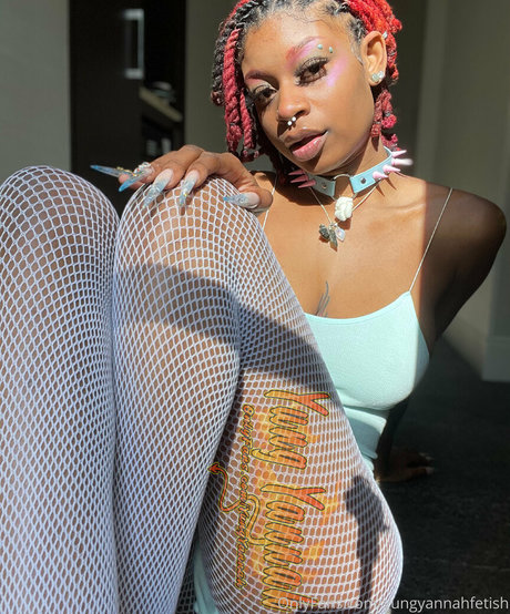 yungyannahfetish pornographische foto