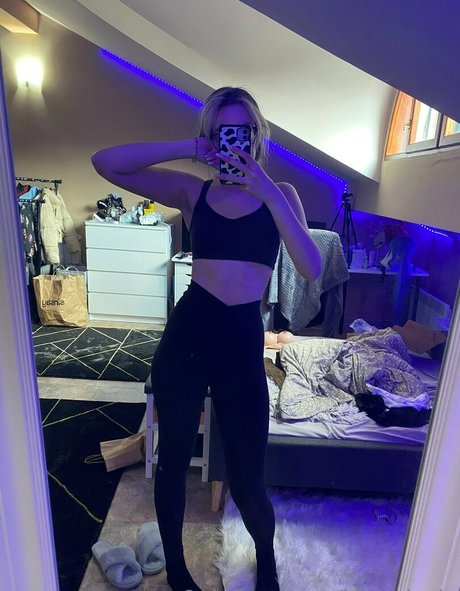 kittxnlyvip nackt sexy bild