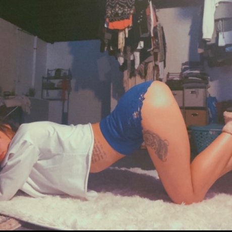 nicht nackte onlyfans erwachsene freie bilder