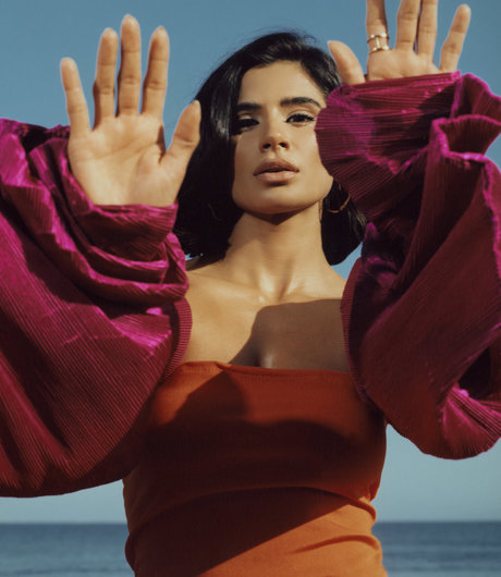 Diane Guerrero sexy top fotos
