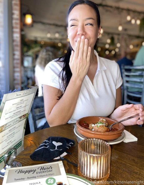 kittenlatenight nackt top bild