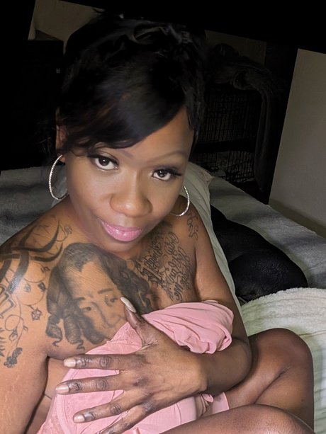 Black and aged to perfection Ms Sasha_ nackt kostenlose bild