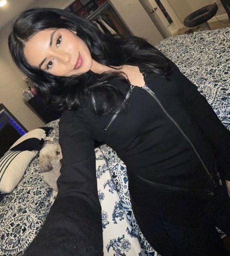 vollbusige brünette onlyfans erotische sexy fotos