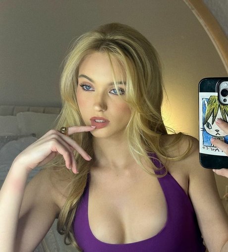 Chloe Rose Robertson hd kunst archiv