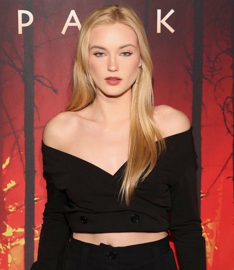 Chloe Rose Robertson model nackten bilder