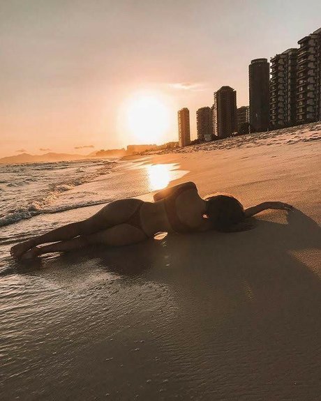 Dani Moore erotische top foto