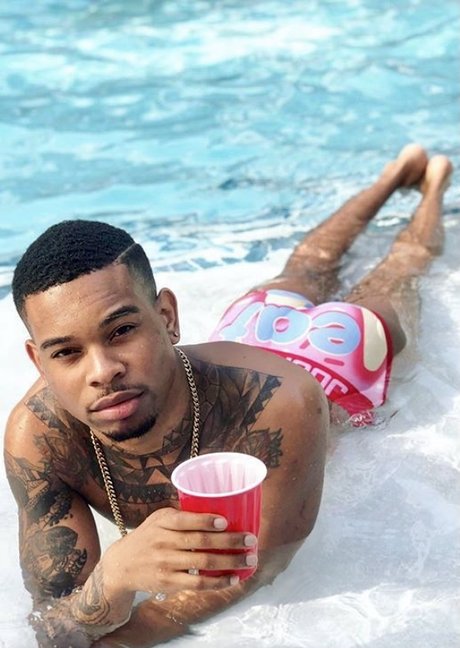 Tatted Cheetah_ freie nackt archiv