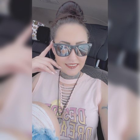 Lynay hübsche erwachsene bild